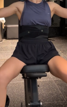 肩トレでも腰をしっかりサポート。